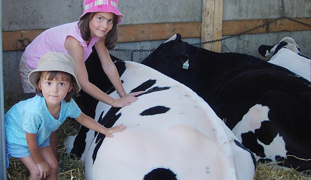Enfants en visite à la ferme à Coaticook